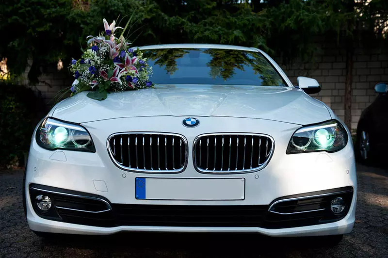 Un coche moderno de boda de color blanco espera a los novios in Madrid