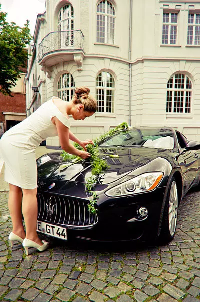 La novia se ocupa del coche de boda