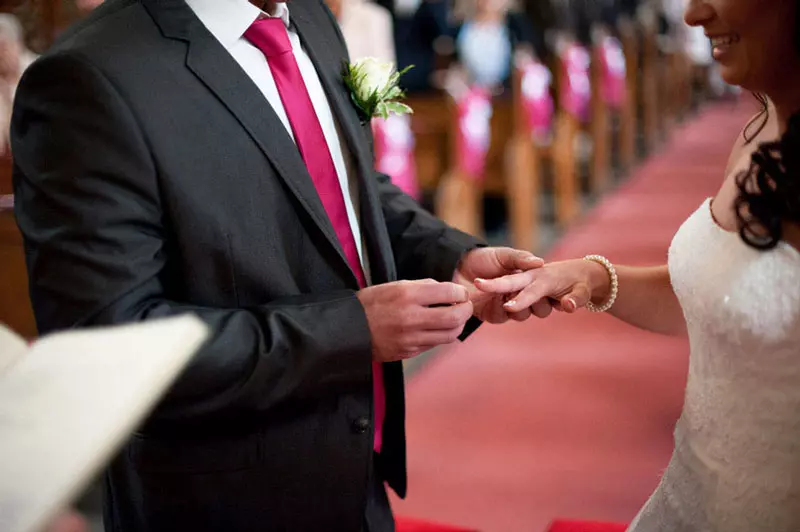 El momento perfecto capturado del fotógrafo madrileño dentro de la iglesia