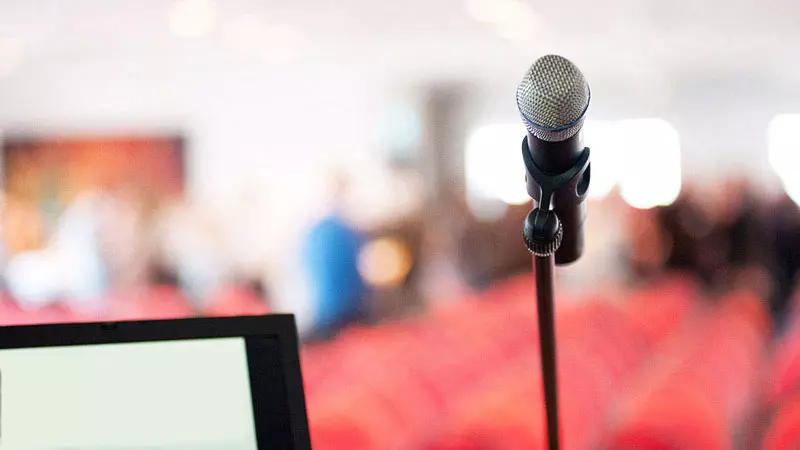 un dscurso es habitual durante una conferencia y el fotógrafo de conciertos está tambien en Madrid