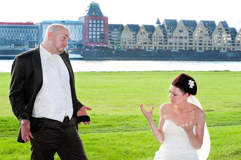 los bolsillos del pantalon están vacios, sesión de fotos con la pareja nupcial