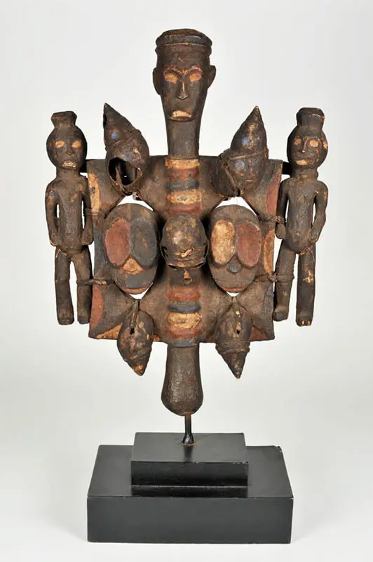 la gran y pesada escultura africana de pie