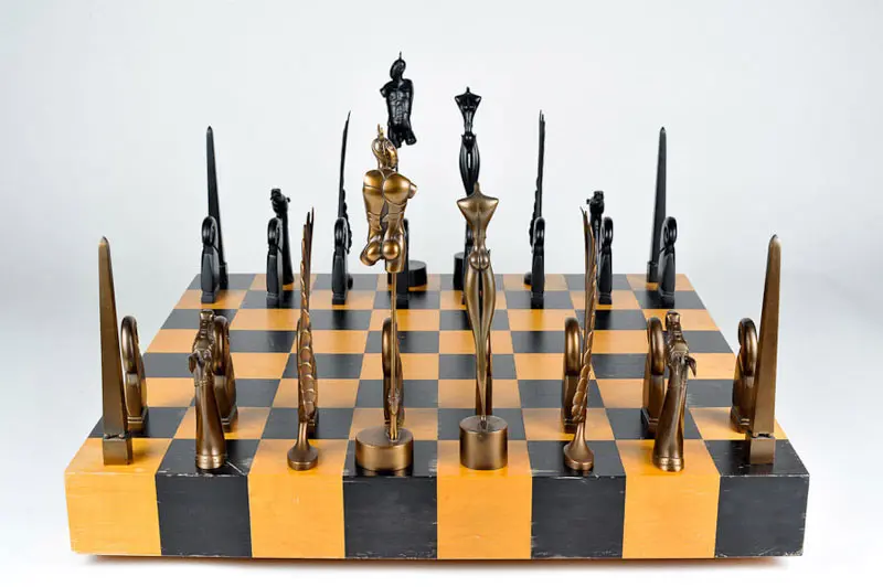 tablero de ajedrez de madera con figuras de metal, ajedrez grande con piesas preciosas y unicas