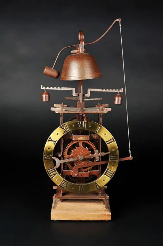 un reloj viejo de suelo de metal