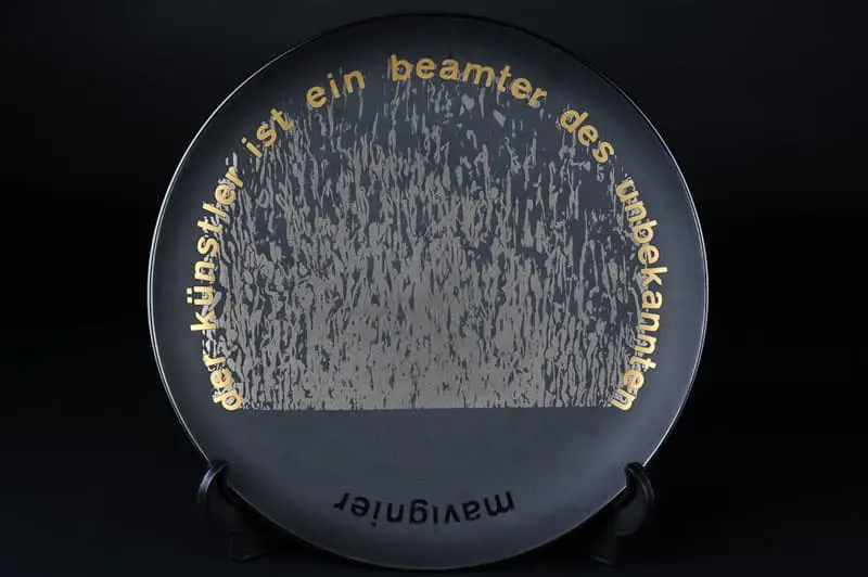 Mavignier - placa negra con escritura y diseño