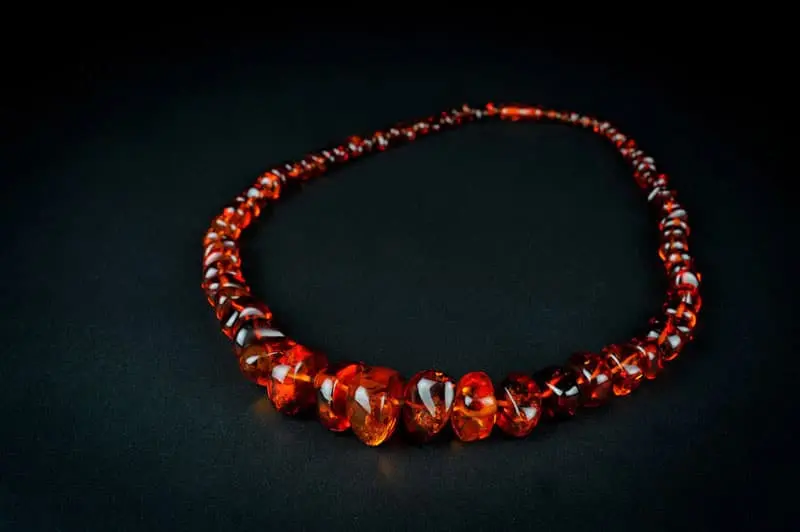 Collar de piedras rojas preciosas