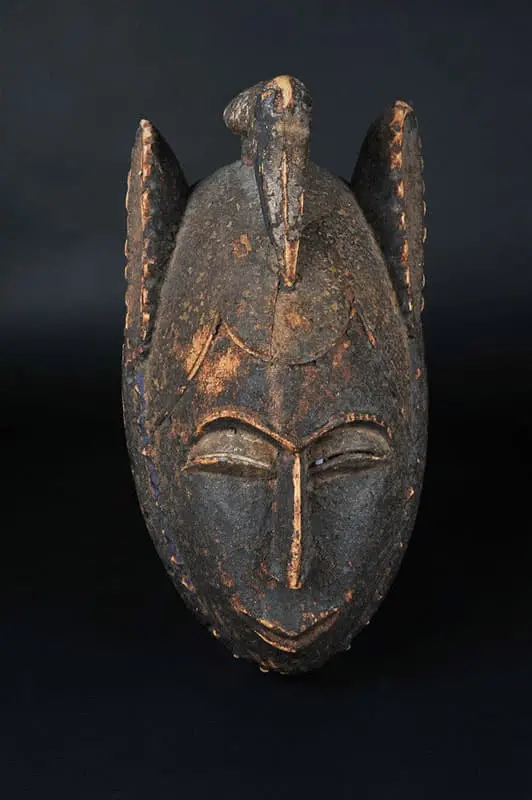 Gran máscara metalica africana