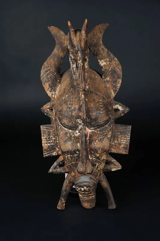 Máscara africana de madera oscura