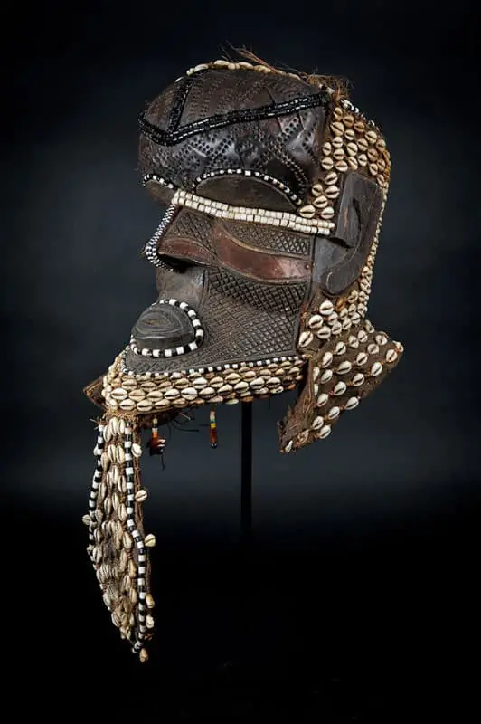 Máscara africana vista derecha