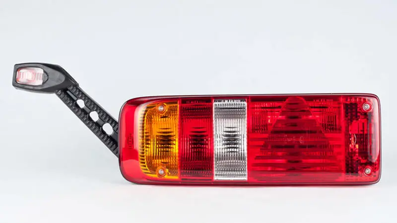 Piezas de repuesto para el automóvil como los faros traseros aparecen en tiendas online.