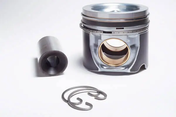 Un piston para vehiculos modernos con fondo blanco.